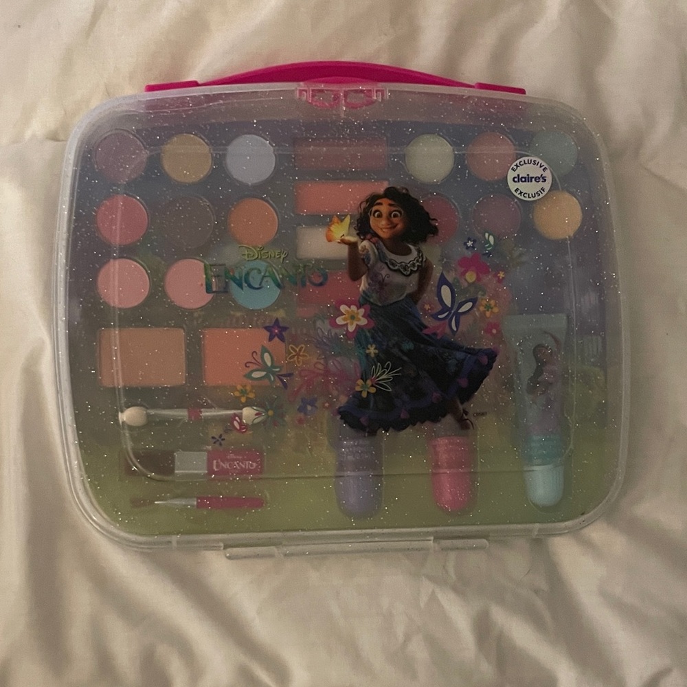 Claire's Encanto Bath Set with Pink and Blue Accents